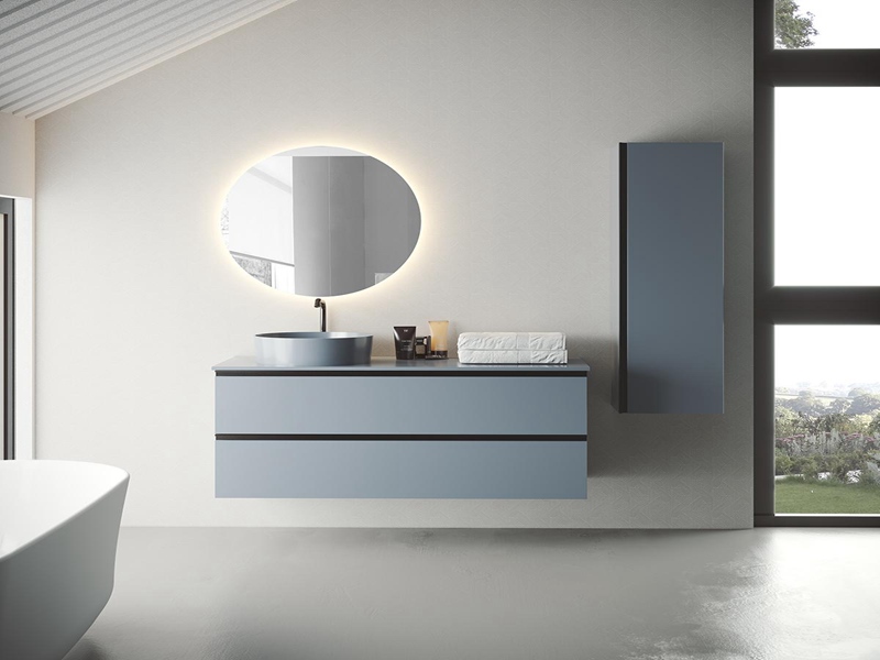 Mobile da bagno sospeso a parete in legno massello laccato chiaro, realistico e alla moda