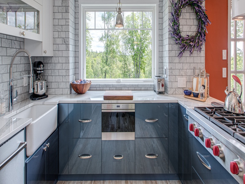 Eleganti mobili da cucina blu lucido Armadi in legno massello con finitura acrilica