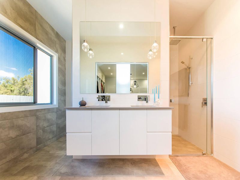 Design minimalista con maniglia per vanità da bagno in legno massello con finitura laccata bianca minimalista