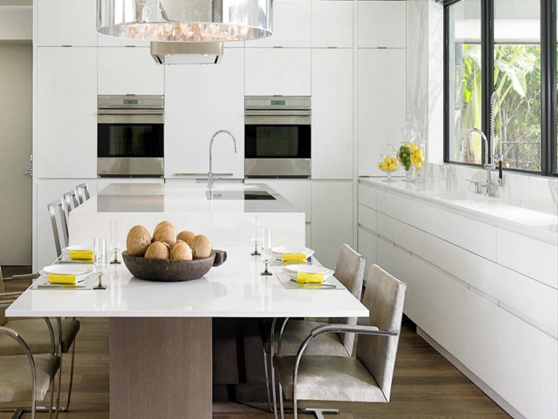 Mobili da cucina in legno massello dal design minimalista con ante laccate bianche, senza tiranti