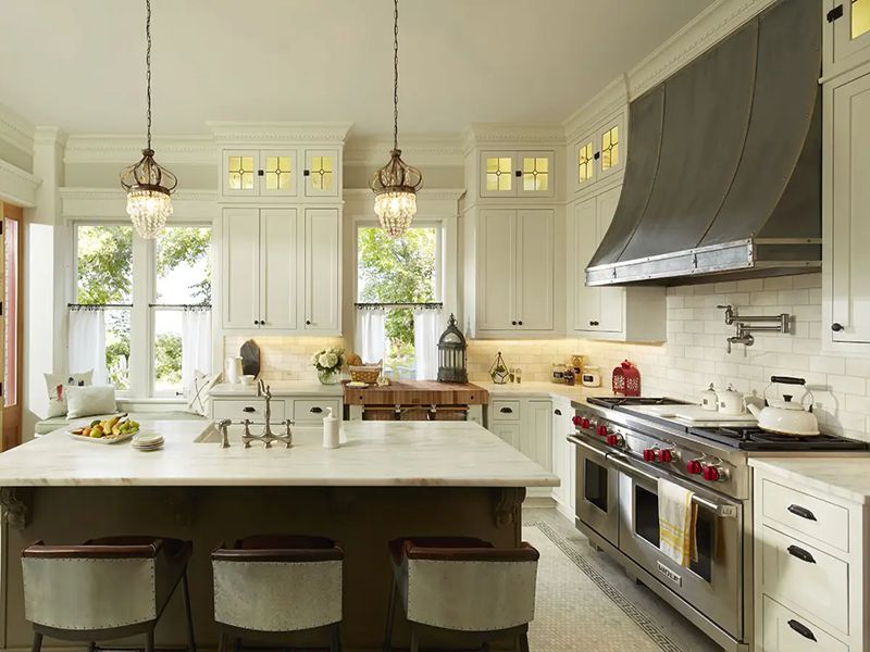 Armadi da cucina in legno massello laccato bianco puro stile Shaker con design di pannelli in vetro
