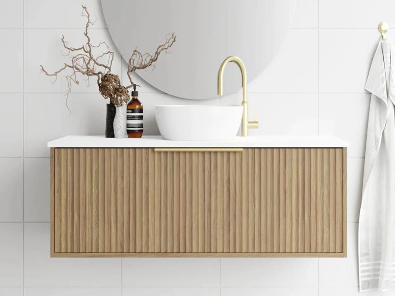 Mobile da bagno con finitura in venature del legno e design scanalato