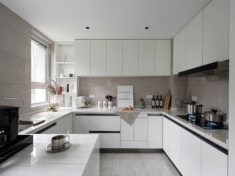 Armadi da cucina minimalisti in legno massello bianco puro con disegni di isola cucina laterale