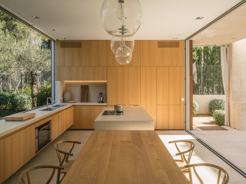 Armadi in legno massello con finitura in melammina stile moderno e design antistrappo