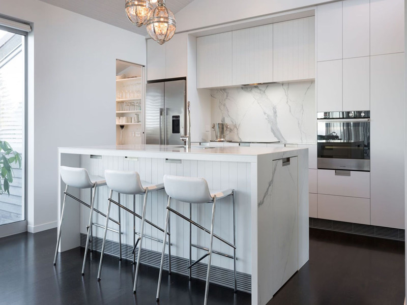 Cucina modulare in stile moderno con armadi bianchi opachi