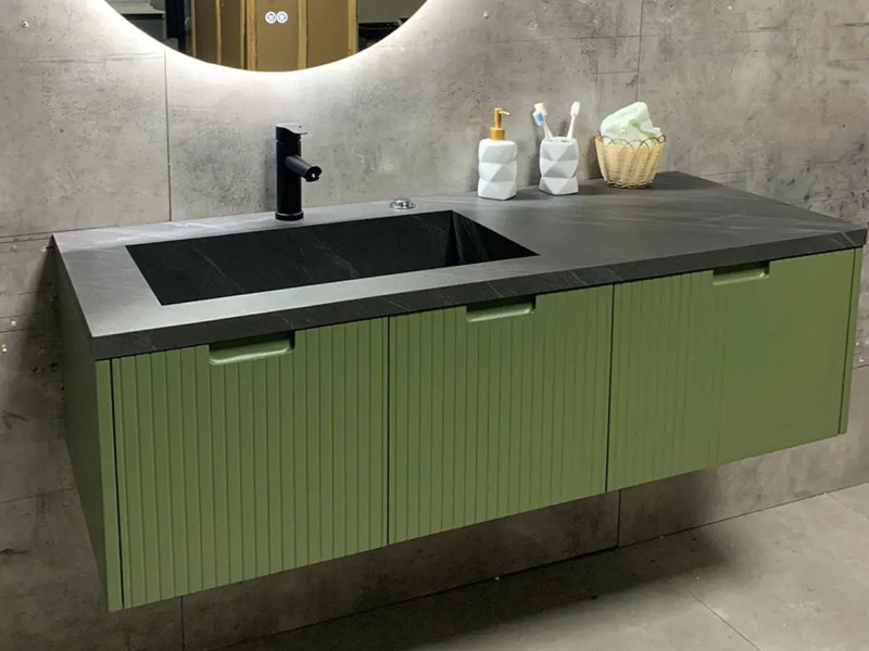 Mobile da bagno in legno massello dal design elegante con finitura laccata verde frutta con modanatura a rientranza