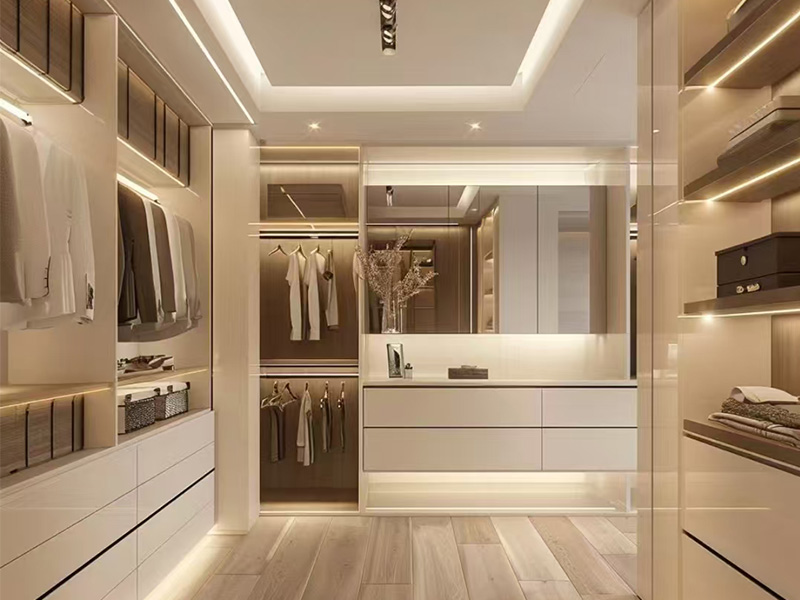 Armadio di lusso italiano di alta gamma per abiti, cabina armadio in legno con striscia luminosa a LED